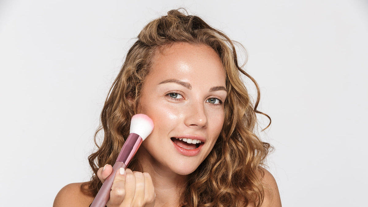 Women applying rose power on her face